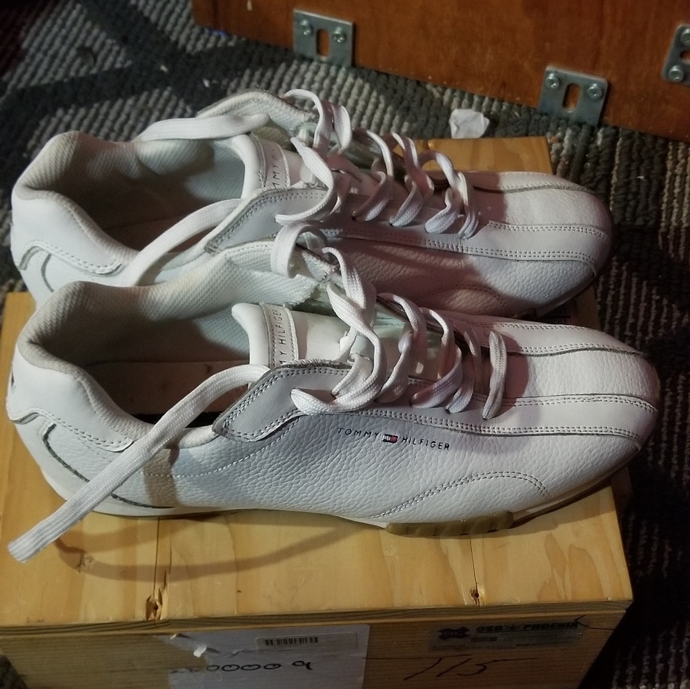 Tommy Hilfiger s eakers